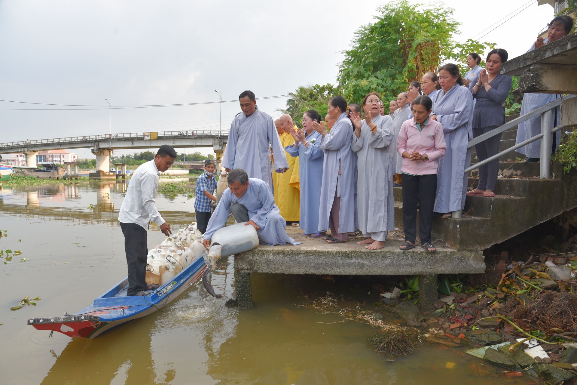 Chanting sutra, releasing creatures to pray for peace in Tan Thanh, Long An by the Charity Board